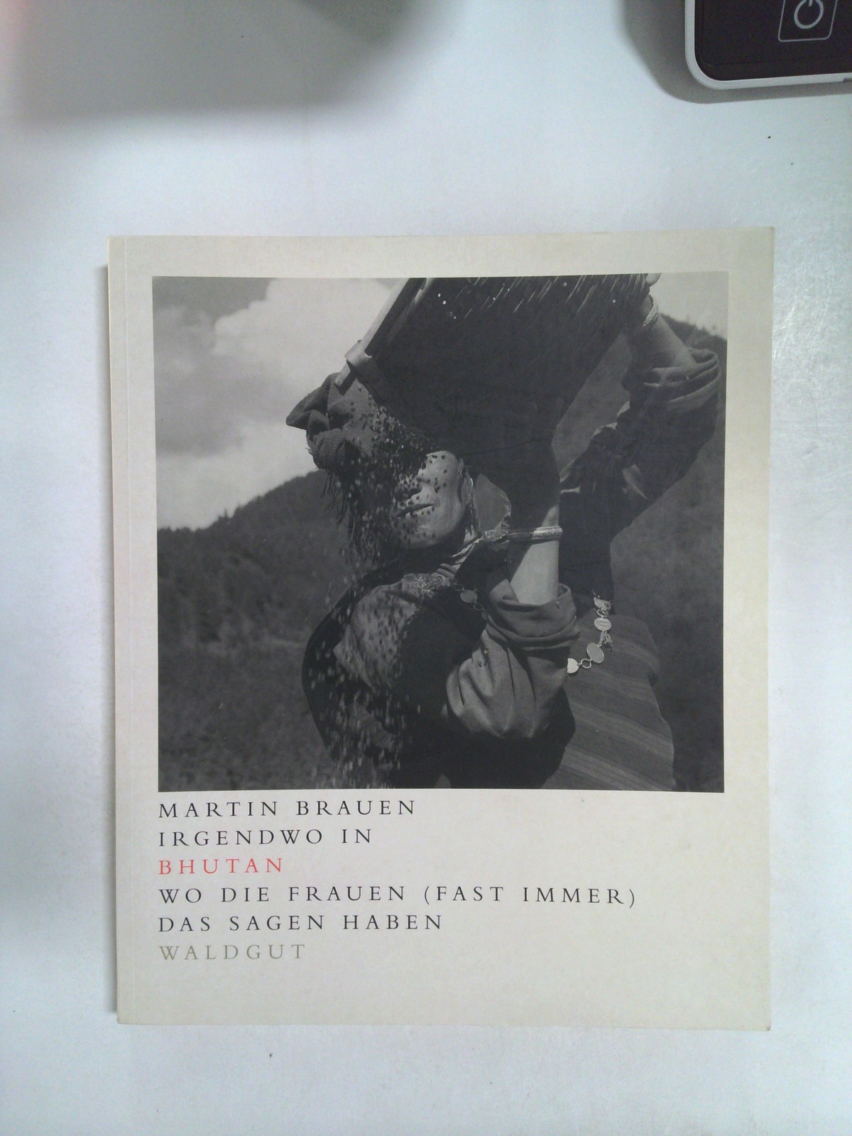 Irgendwo in Bhutan. Wo Frauen ( fast immer) das Sagen haben. by Martin Brauen