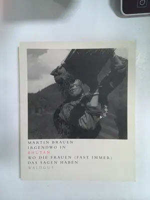 Irgendwo in Bhutan. Wo Frauen ( fast immer) das Sagen haben. by Martin Brauen